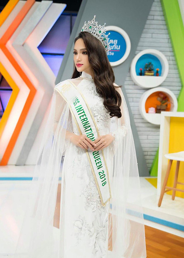 Hai phần tà bay ở hai bên vai áo khi trình diễn trên sân khấu nhất định sẽ tạo được hiệu ứng bay bổng và uyển chuyển đầy bất ngờ. 